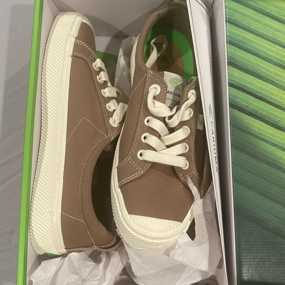Cariuma Low Burnt Sand Canvas Contrast Thread Sneakers